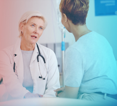 Женщина разговаривает с врачом